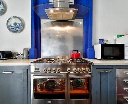 Quirky 4 Bedroom Apartment With Terrace Cardiff Bagian luar foto