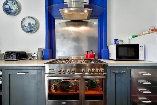 Quirky 4 Bedroom Apartment With Terrace Cardiff Bagian luar foto