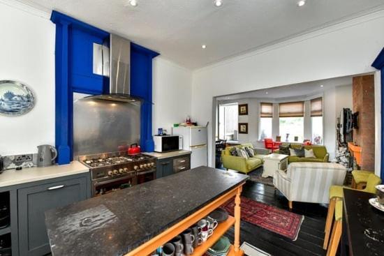 Quirky 4 Bedroom Apartment With Terrace Cardiff Bagian luar foto