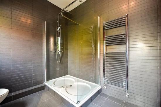 Quirky 4 Bedroom Apartment With Terrace Cardiff Bagian luar foto