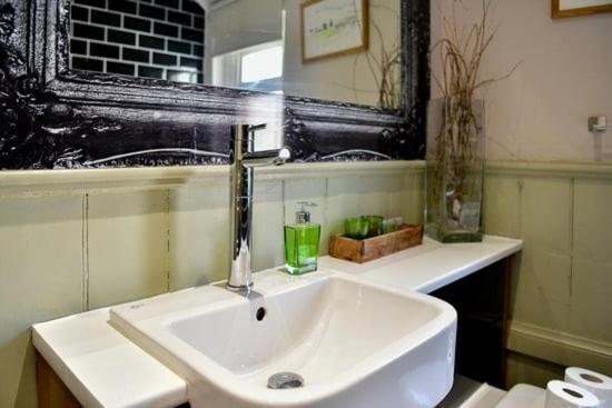 Quirky 4 Bedroom Apartment With Terrace Cardiff Bagian luar foto