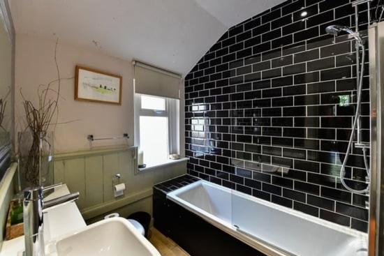 Quirky 4 Bedroom Apartment With Terrace Cardiff Bagian luar foto