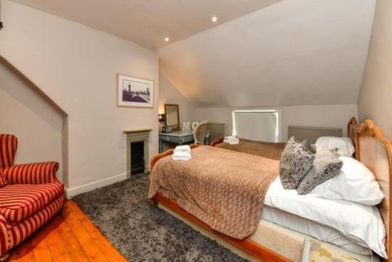 Quirky 4 Bedroom Apartment With Terrace Cardiff Bagian luar foto