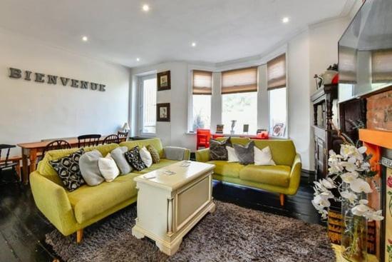 Quirky 4 Bedroom Apartment With Terrace Cardiff Bagian luar foto