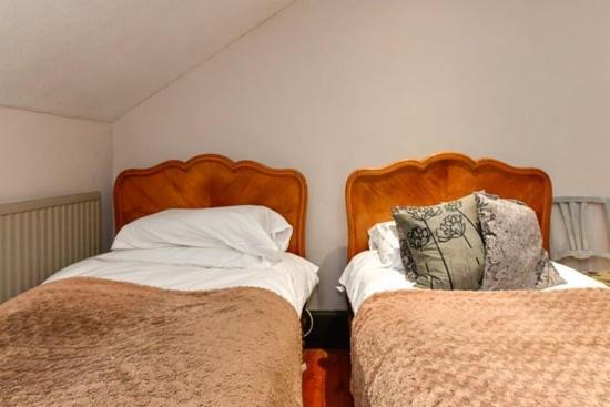Quirky 4 Bedroom Apartment With Terrace Cardiff Bagian luar foto