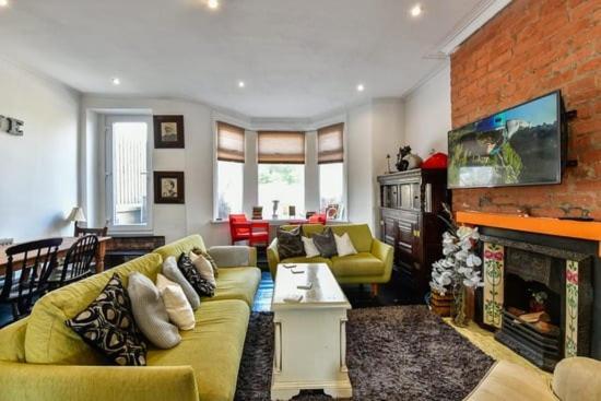 Quirky 4 Bedroom Apartment With Terrace Cardiff Bagian luar foto